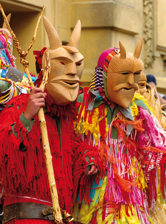 Ein Hauch von Karneval prägt das iberische Maskenfest in Lissabon. 