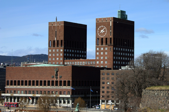 Keine Schönheit und doch ein Wahrzeichen am Hafen: Das klobige Rathaus von Oslo. (Foto: Karsten-Thilo Raab)