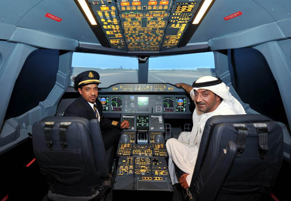 Seine Hoheit Sheikh Ahmed in der Emirates A380 Experience mit Flugkapitän Moataz Alswaini (Foto: Emirates)
