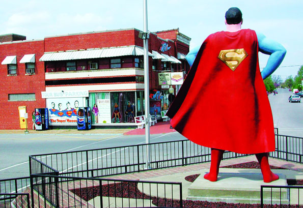 Mit seinen 4,5 Meter Größe begrüßt Superman die Gäste von Metropolis. (Foto: Mark Palmer)