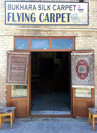 Fliegende Teppiche scheint dieser Händler in Bukhara im Angebot zu haben. (Foto: Karsten-Thilo Raab)