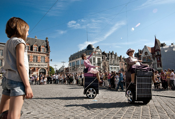 Das Straßenfestival "Z'arts Up" ist nur eines von vielen Open-Air-Highlights. (Foto: Nord-Pas de Calais)