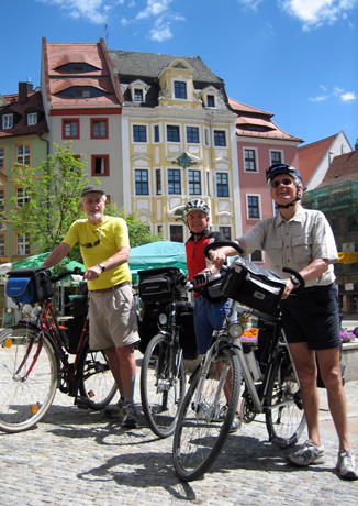 In Bautzen treffen sich gleich zwei Fernradwege. Der Hauptmarkt wird auf diese Weise zum idealen Ausgangspunkt für kurze und lange Touren in alle vier Himmelsrichtungen. (Foto: Jens-Michael Bierke)