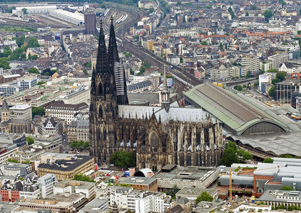 Aus der Vogelperspektive sieht man den Donm in direkter Nachbarschaft zum Kölner Hauptbahnhof. (Foto: Köln Tourismus)