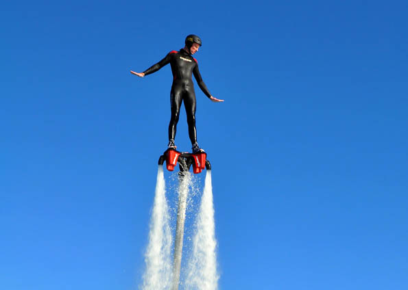 James Bond lässt grüßen: Düsenschnell durch die Luft geht es beim Flyboarding in Queensland. (Foto: FlyboardCairns)