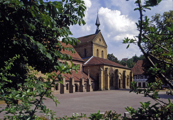 Die Vorhalle der romanischen Klosterkirche, das berühmte „Paradies“, ist eines der frühesten Zeugnisse der Gotik im deutschsprachigen Raum. 