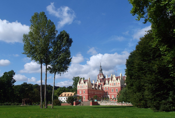 Blick vom Muskauer Park auf das Neue Schloss. (Foto Astrid Roscher)