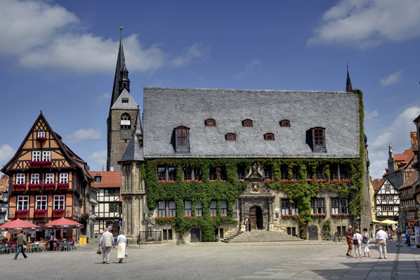 Mit seinen 1300 Fachwerkhäusern - darunter das historische Rathaus am Markt - aus acht Jahrhunderten gehört Quedlinburg zum UNESCO-Weltkulturerbe. (Foto: Jürgen Meusel)