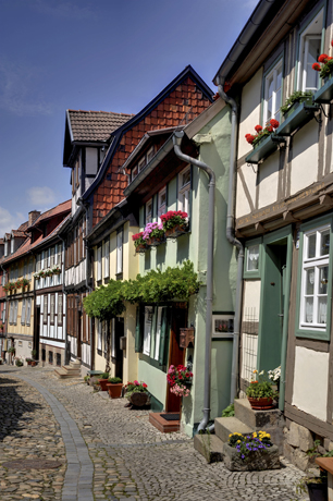 Die verwinkelten Gassen, die malerischen Plätze und der imposante Sandsteinfelsen des Burgberges inmitten der Stadt geben Quedlinburg einen einzigartigen Charakter.  (Foto: Jürgen Meusel)
