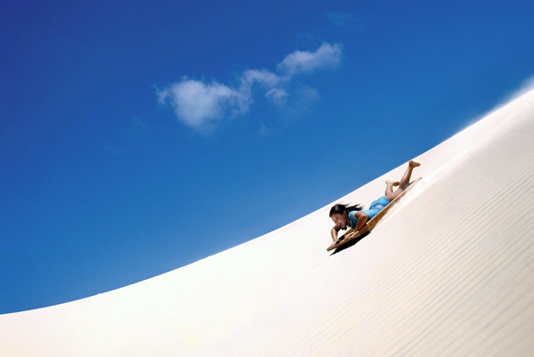Beim Sandboarding auf Moreton Island, der drittgrößten Sandinsel der Welt, geht es rasant zu,