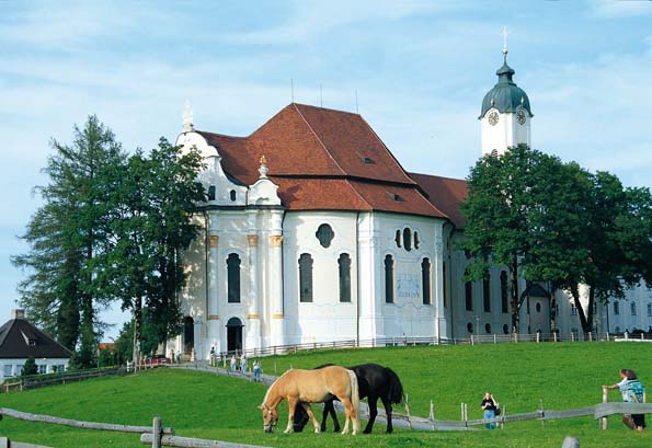 Zieht jährlich gut eine Million Besucher in ihren Bann: Das Weltkulturerbe Wieskirche im Pfaffenwinkel. 