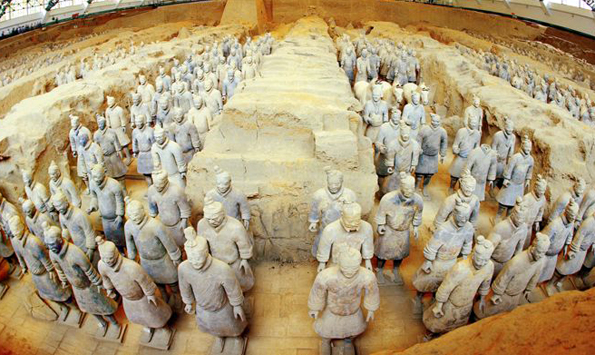 Qin Shihuangdi, der erste Kaiser von China, gab diese monumentale Grabanlage mit zahlreichen Gruben, Gräbern und Mauern ca. 221 v.Chr. in Auftrag. 