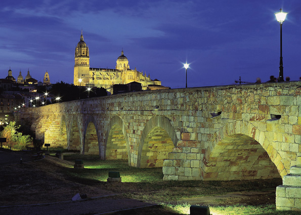 Prachtvolle Station entlang der : Salamanca mit der historischen Steinbrücke und Kathedrale. 