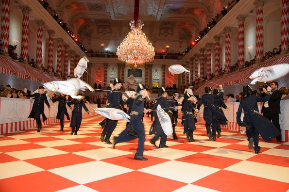 Sängerknaben tanzen mit Luftballons in Form von Lipizzanern bei der Fête Impériale. (Foto: Spanische Hofreitschule)