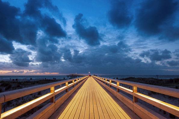 Die mehr als 400 Meter lange Erlebnis-Seebrücke erstreckt sich in Form eines Blitzes ins Meer. (Foto: Oliver Franke)