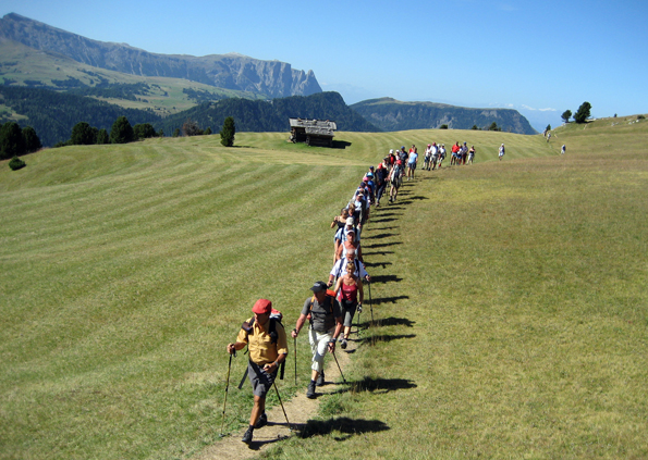 Bei der 24-Stunden-Wanderung vom 25. auf den 26. Juli 2014 wandern einheimische Bergführer gemeinsam mit den Teilnehmern rund um den Grödner Talkessel. Insgesamt legen die Wanderer 52 Kilometer und 2.850 Höhenmeter zurück. (Foto: Val Gardena Gröde)