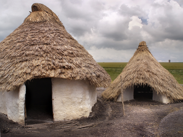 Ein Stück lebendige Geschichte: Die "neuen" neolithischen Häuser von Stonehenge. (Foto Alistair Deane)