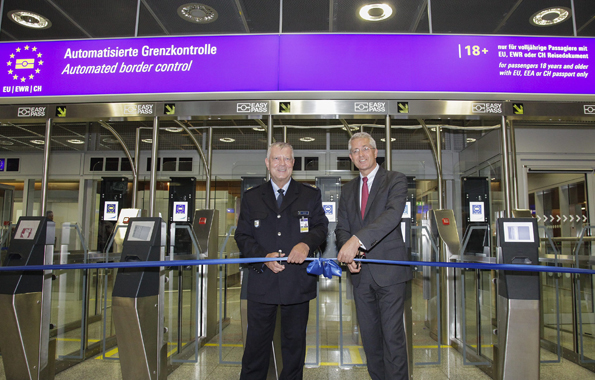 Symbolisch gaben Joachim Moritz und Dr. Stefan Schulte die automatisierte Grenzkontrolle am Frankfurter Flughafen frei. 