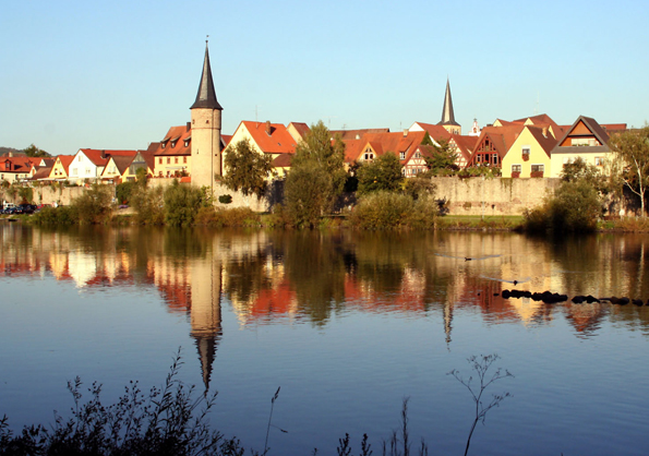 Vom Main aus hat man einen schönen Ausblick auf die hübsche Silhouette von Karlstadt. (Foto: djd)