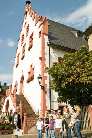 Das historische Rathaus am Marktplatz von Karlstadt. (Foto: djd)