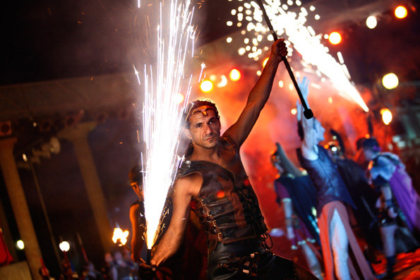 Stimmungsvoll illuminiert sind die Straßen von Cartagena beim Historienfest "Carthagineses y romanos".