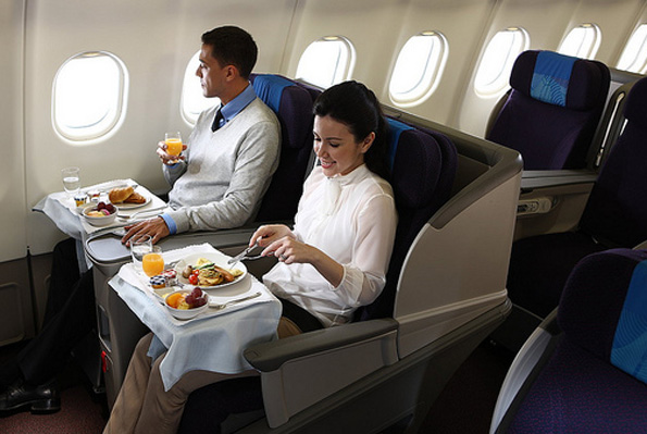 Kleine, weiße Tischdecken gehören zumindest in der Business Class zum Standard bei Malaysia Airlines. 