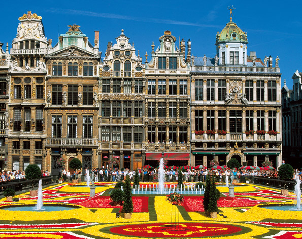 Ein Platz in Blütenpracht: Der Blumenteppich auf dem Grote Markt in Brüssel. (Foto:  Toerisme Vlaanderen)