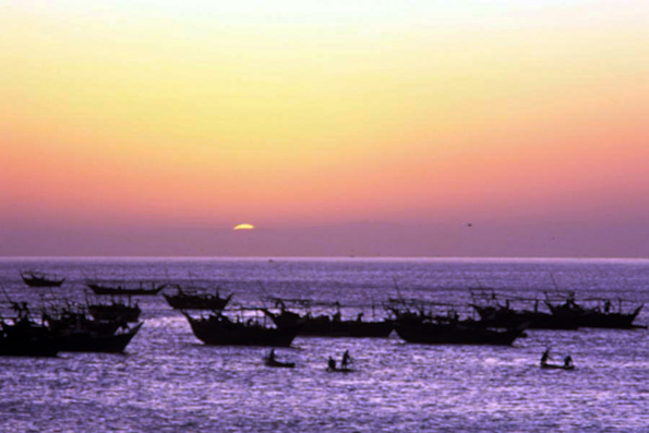 Mit den traditionellen Dhau-Booten lässt sich die Kilometer lange Küste des Omans erkunden. 