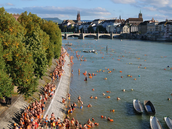 Tausende schwimmen am 19. August wieder im schweizerischen Basel im Rhein. (Foto  SLRG Sektion Basel)