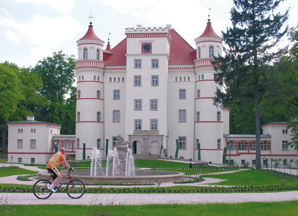 Das Schlosshotel Wojanow liegt etwa eine  Autostunde vom Grenzübergang Görlitz entfernt am Fuße der Śnieżka (Schneekoppe). (Foto: Klaus Köppel)