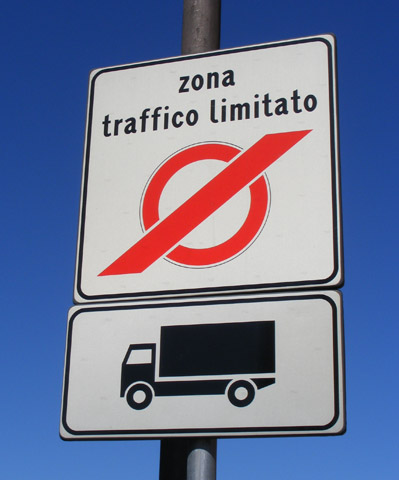 Viele italienische Innenstädte sind nur für Anwohner befahrbar.  Wer dennoch in die Zona Traffico Limitato einfährt, dem droht ein empfindliches Bußgeld. 