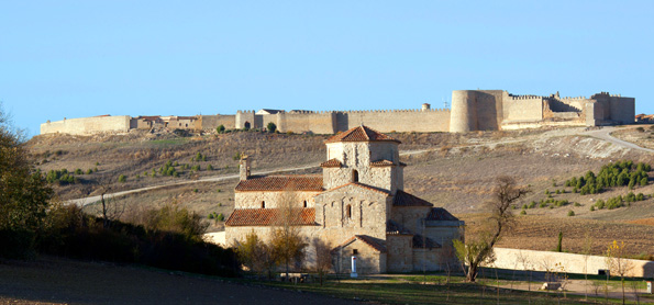 Die Burg und die romanische Kirche Ermita de Nuestra Señora de la Anunciada in Urueña