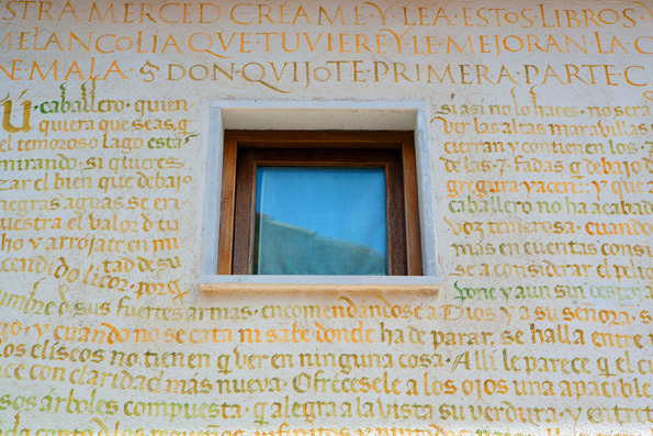 Selbst an den Fassaden der Buchgeschäfte von  Urueña  spielt die Literatur eine große Rolle. 