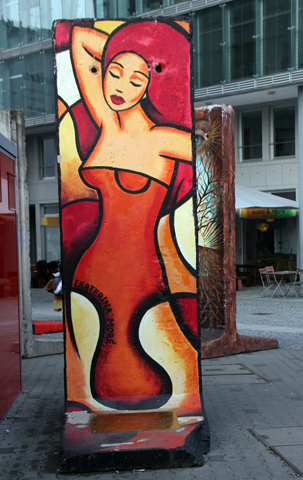 Immer wieder ein besonderer Hingucker: Künstlerisch gestaltete Teile der Berliner Mauer. (Foto: Karsten-Thilo Raab)