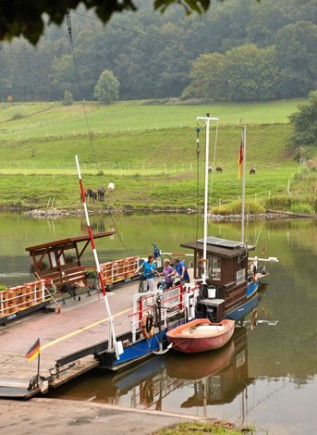 Eine Fahrt mit einer der traditionellen Gierseilfähren sollte zu einem Besuch im Weserbergland auf jeden Fall dazugehören. (Foto: djd)