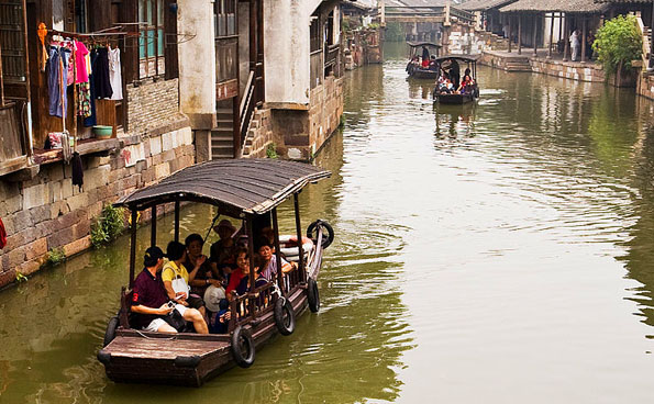 Das chinesische  Wasserdorf Wuzhen ist zum zweiten Mal Schauplatz eines großen Theaterfestivals.