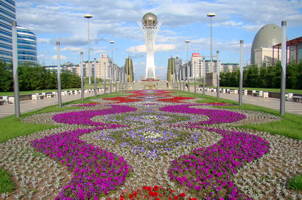 Symbolm Kasachstans: Der von Star-Architekt Norman Foster entworfene Bayterek-Turm in Astana. 