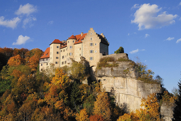 Prachtvoll auf einem Bergrücken thront die weithin sichtbare Burg Rabenstein. (Fotos BPRC )