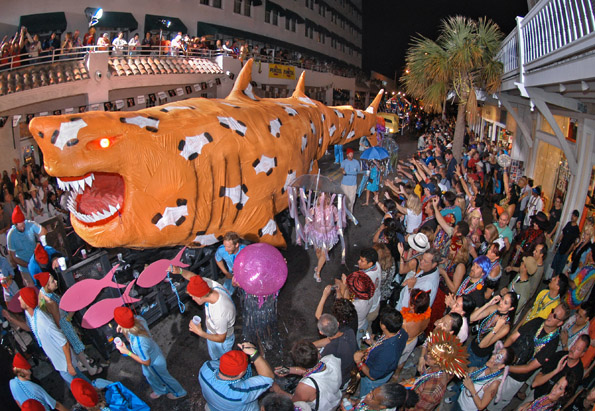 Höhepunkt des Fantasy Fests in Key West ist die bunte Parade mit ihren Phantasiewagen. (Foto: Andy Newman)