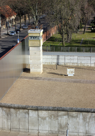 Auf dem Areal der Gedenkstätte befindet sich das letzte Stück der Berliner Mauer, das in seiner Tiefenstaffelung erhalten geblieben ist und einen Eindruck vom Aufbau der Grenzanlagen Jahre vermittelt. (Foto Karsten-Thilo Raab)