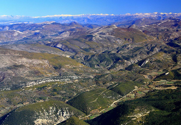 In der Bergwelt des Vaucluse warten mehr als 230 Kilometer Strecke auf Mountainbiker. (Foto: A. Hocquel)