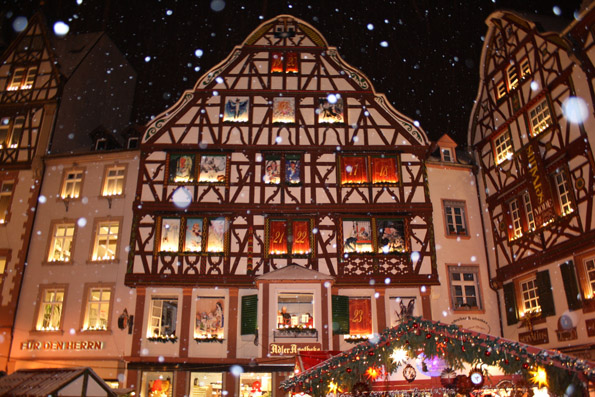 Das historische Fachwerkhaus in Bernkastel wandelt sich in der Vorweihnachtszeit in einen riesigen Adevntskalender. (Foto: MGZ Bernkastel-Kues)