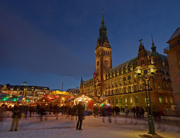 Rund um den Rathausmarkt gibt sich Hamburg in der Vorweihnachtszeit besonders stimmungsvoll. 