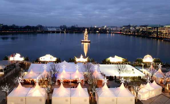Blick auf den weißen Markt am Jungfernsteg und die Binnenalster. 