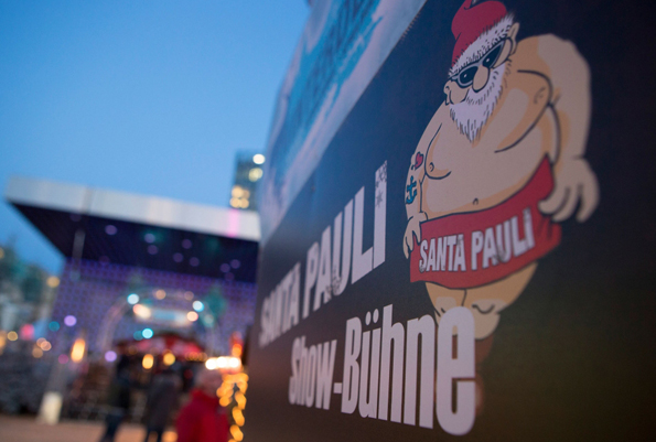 Entlang der Sündenmeile Reeperbahn lockt mit Santa Pauli der wohl heißeste Weihnachtsmarkt des Kontinents.