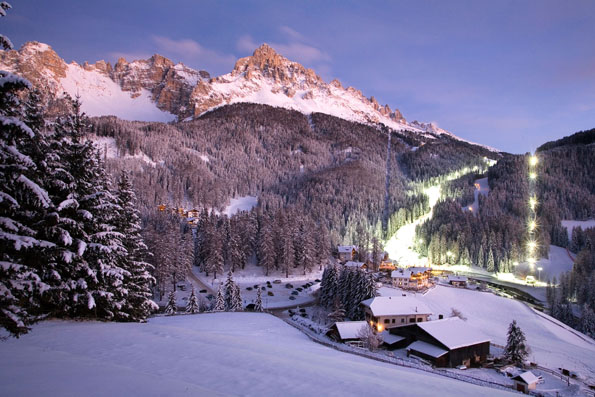 Nach Sonnenuntergang ist noch nicht Schluss: Flutlicht erhellt die Pisten und den Nightsnowpark im Skigebiet Obereggen.