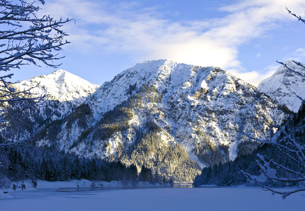 Die vielfältige Berg- und Seen-Landschaft der Naturparkregion Reutte können Naturbegeisterte auf zahlreichen Winterwanderwegen entdecken.