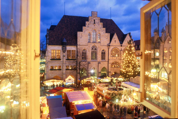 Vorweihnachtliche Stimmung verbreitet sich auf dem festlich geschmückten Marktplatz von Hildesheim.