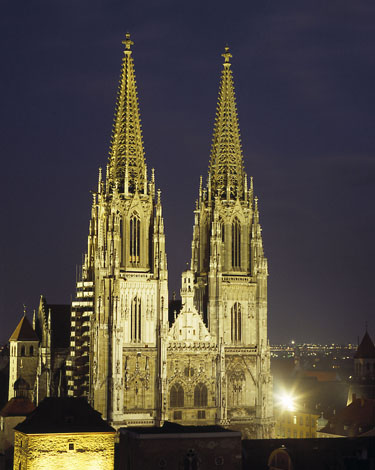 Bei Dunkelheit wirkt der über hundert Meter hohe Dom St. Peter besonders imposant und mystisch.