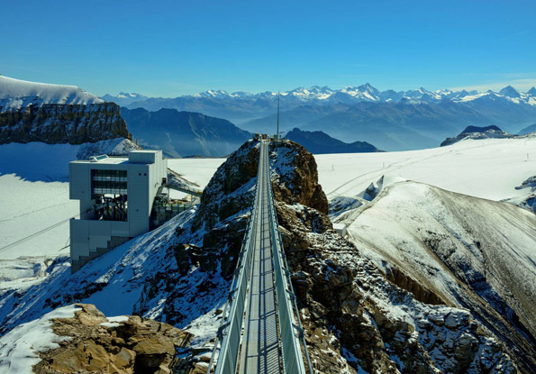 Garantiert phatastisches Ausblicke: Der neue Peak Walk in der Bergwelt hoch über dem schweizerischen Gstaad. 